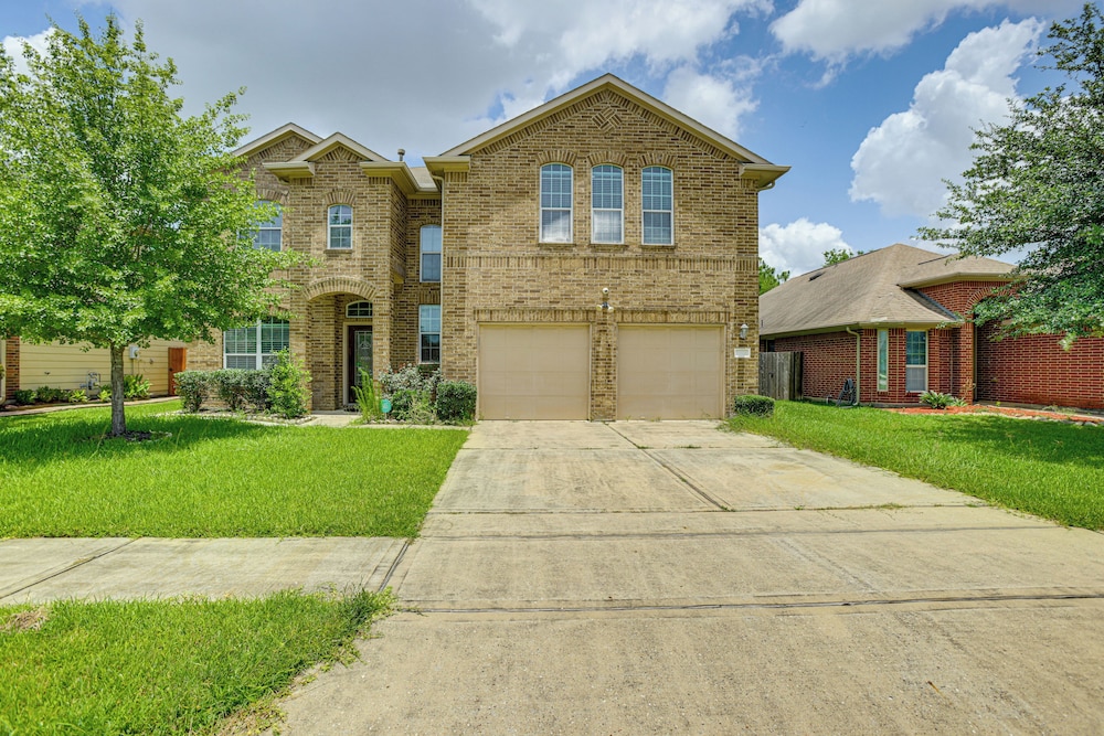 Group-ready Getaway in North Houston!