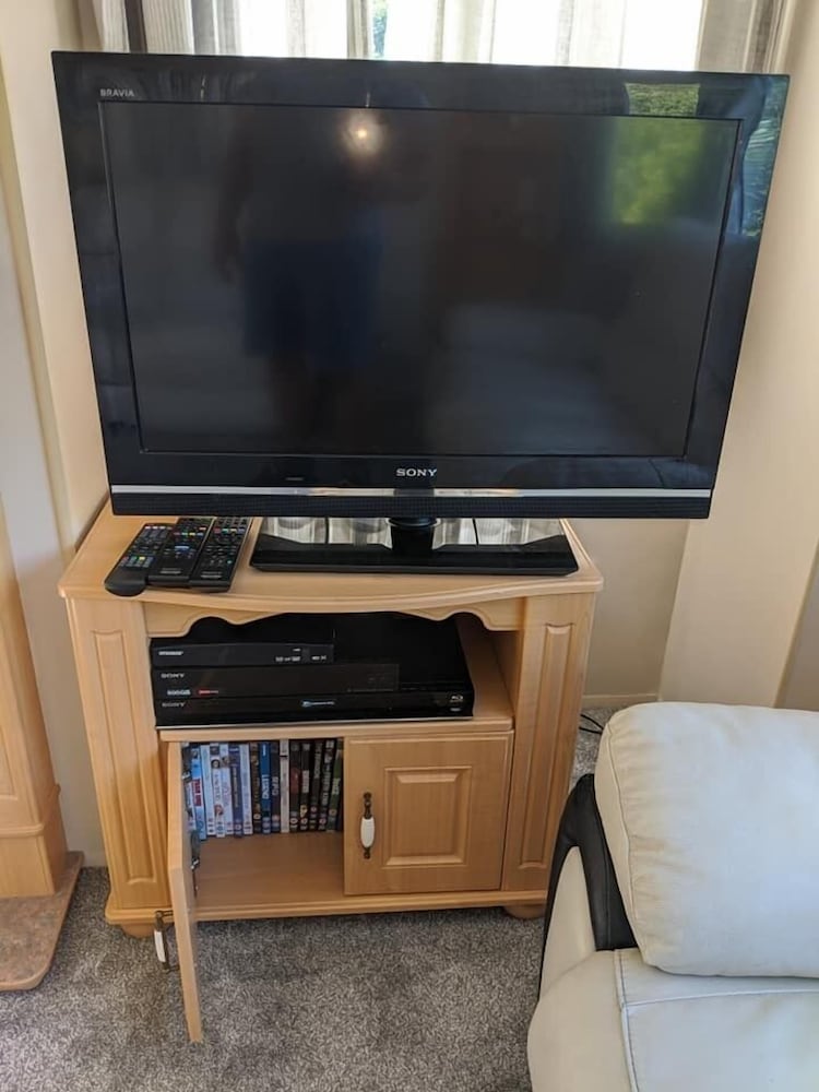 Charming 3-bed Caravan Cymtydu view 3