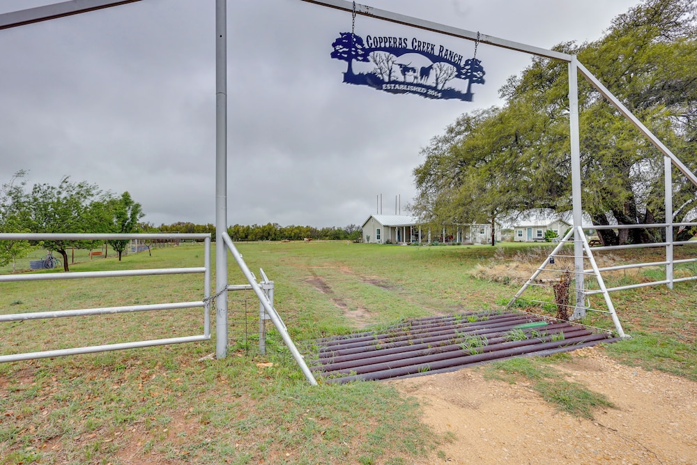 Bunkhouse on Working Texas Ranch w/ Horses & Cows!