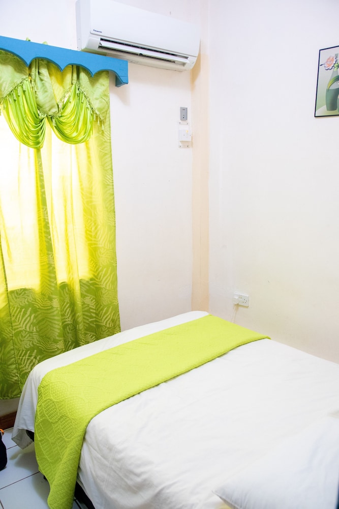 Tropical Breeze Guesthouse and Furnished Apartments