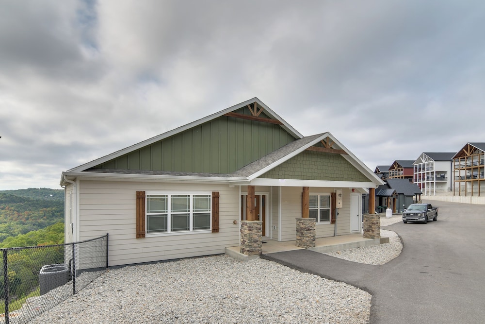 Table Rock Lake View & Games Galore: Family Lodge