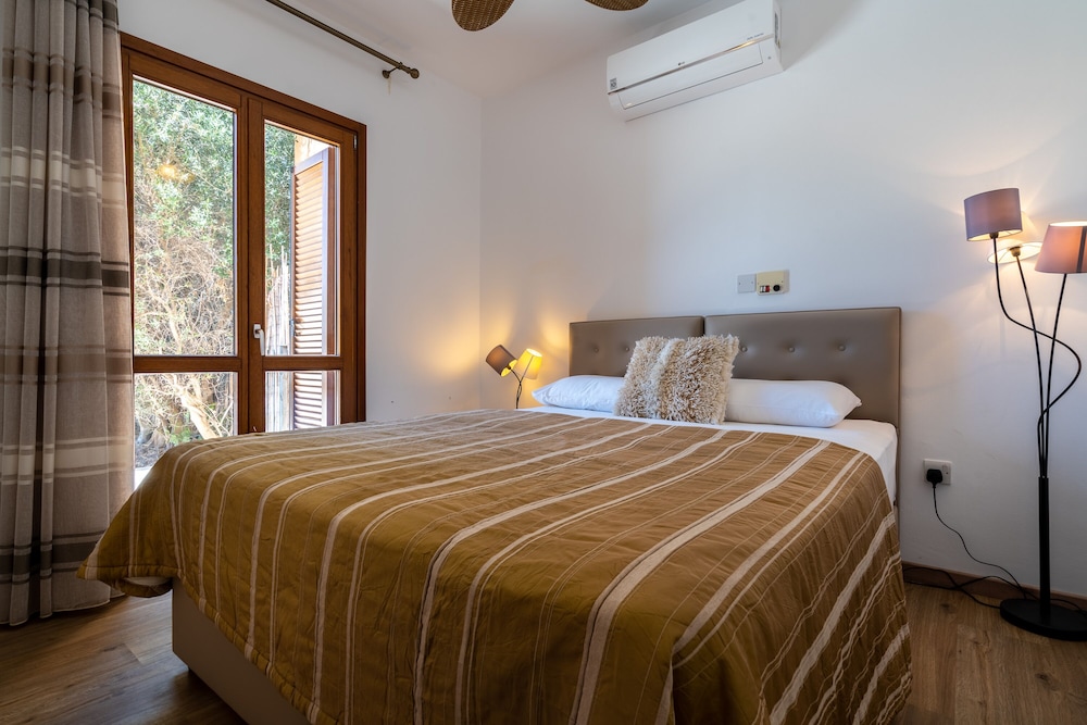 Stunning 3 bedroom villa 'BZ01' with private pool, stunning views, communal pool and resort facilities, Zephyros Village on Aphrodite Hills Re view 2