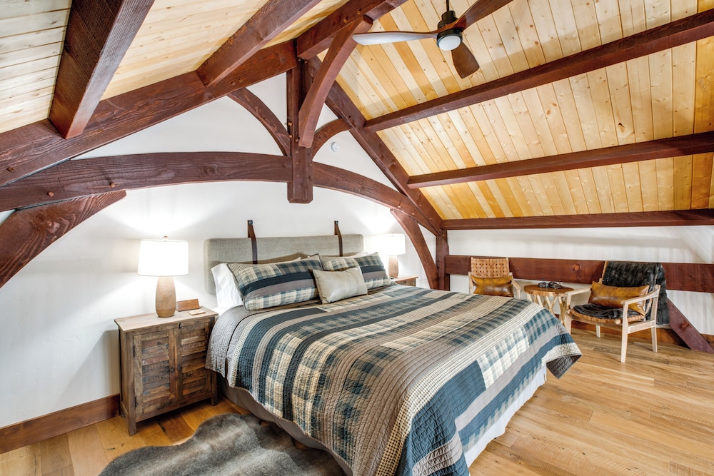 Bear Lodge Waterfront Cabin w/ Level 2 EV Charger