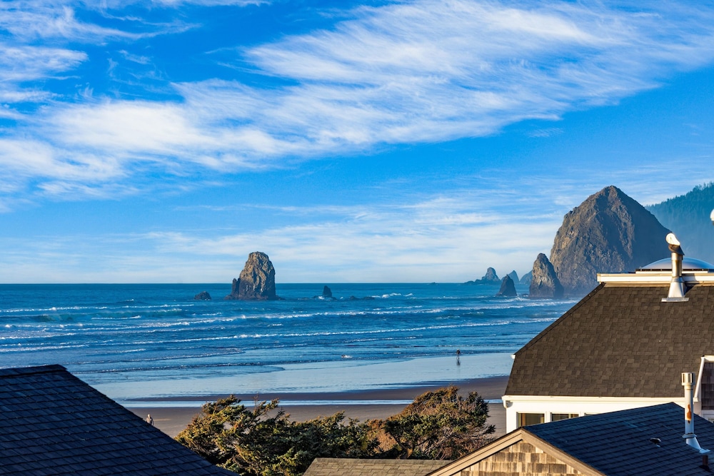 Pacific Breeze Ocean Views Steps to Cannon Beach Airy Coastal Retreat