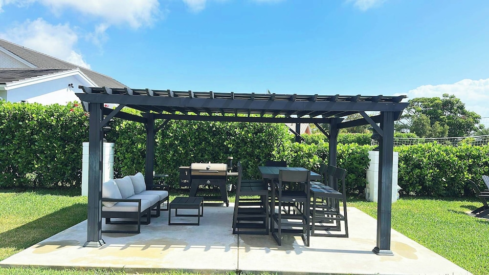 New 5 Bedroom Modern Villa on Golf Course