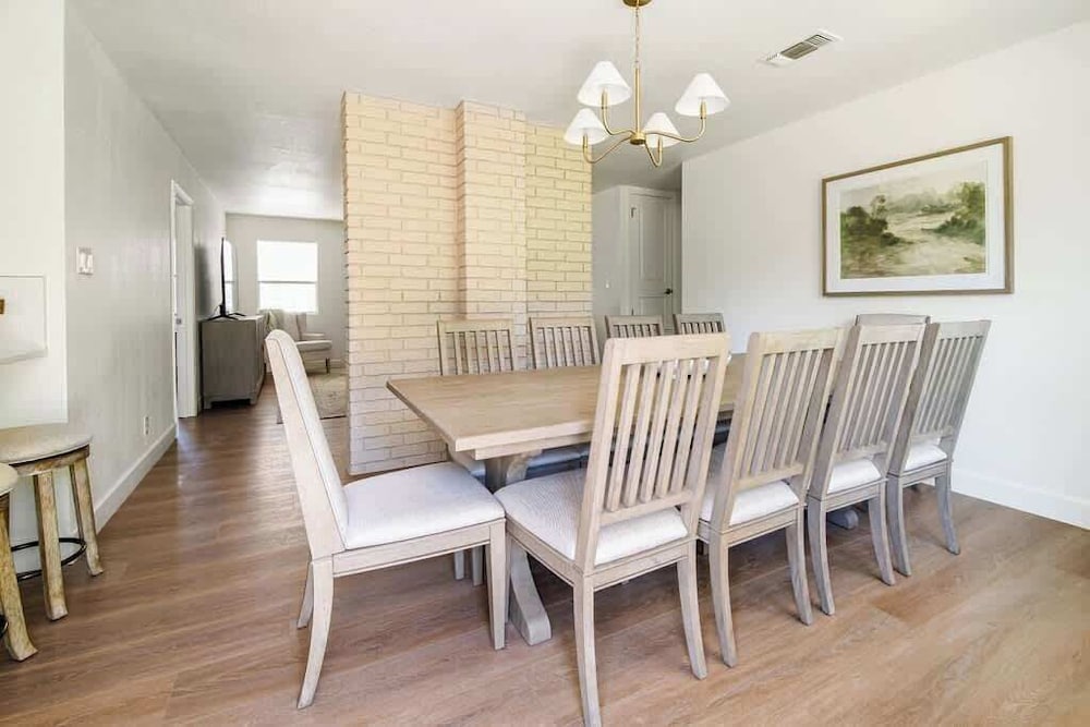 Luxe Poolside Retreat W/sauna-minutes From Downtown!