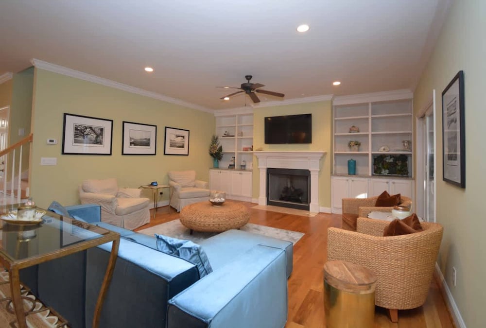 Island Time - Pet Friendly and Minutes From Beach