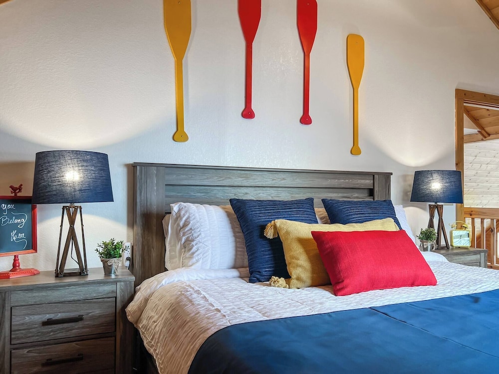 3 Kings 4 Bunks-sleeps 10-smart TV X6-parking out Front-full Kitchen-hot Tub
