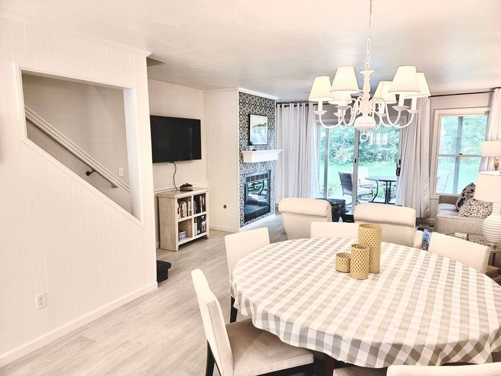 Charming Bayview - Downtown Condo With Pool