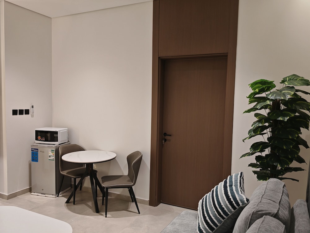 A Beautiful one BR Apartment With a Living Room