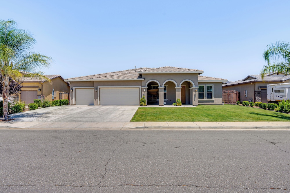 Beautiful Bakersfield Home ~ 8 Mi to Downtown! view 3