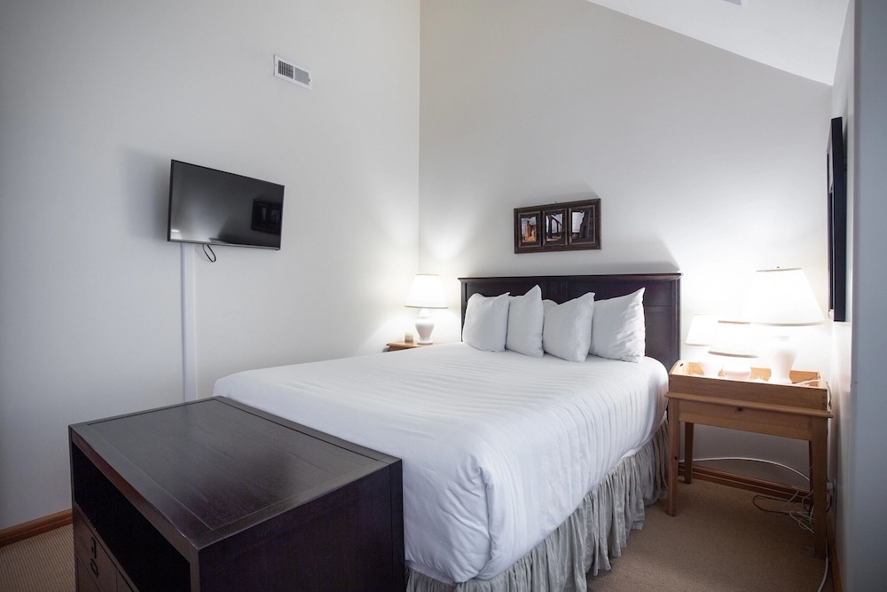 Deer Lake Village at Deer Valley Resort - Four Bedroom Condo with Hot Tub #2477 4 Condo