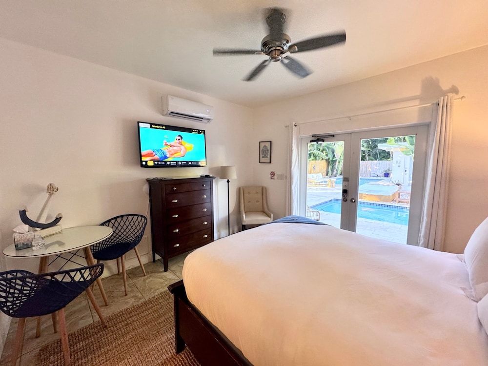 Islands Inn on the Drive - Poolside Paradise Suite - A1