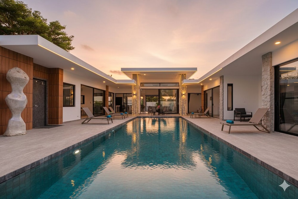 Modern 5 Bedrooms Pool Villa Curtis