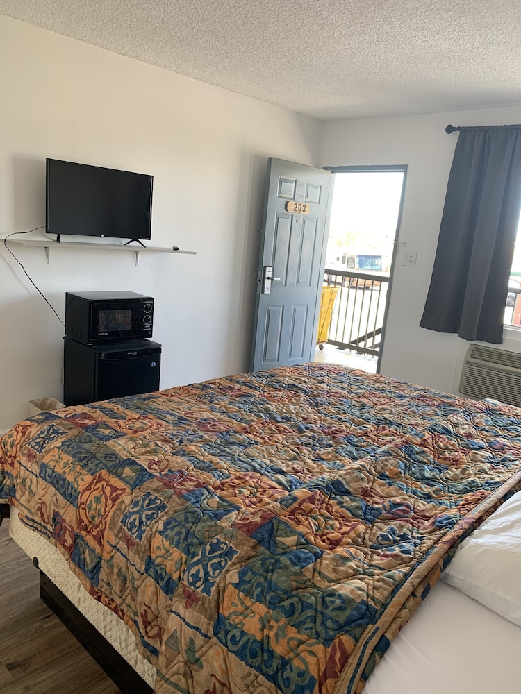 Tucumcari Vacations - Almara Inn - Property Image 3