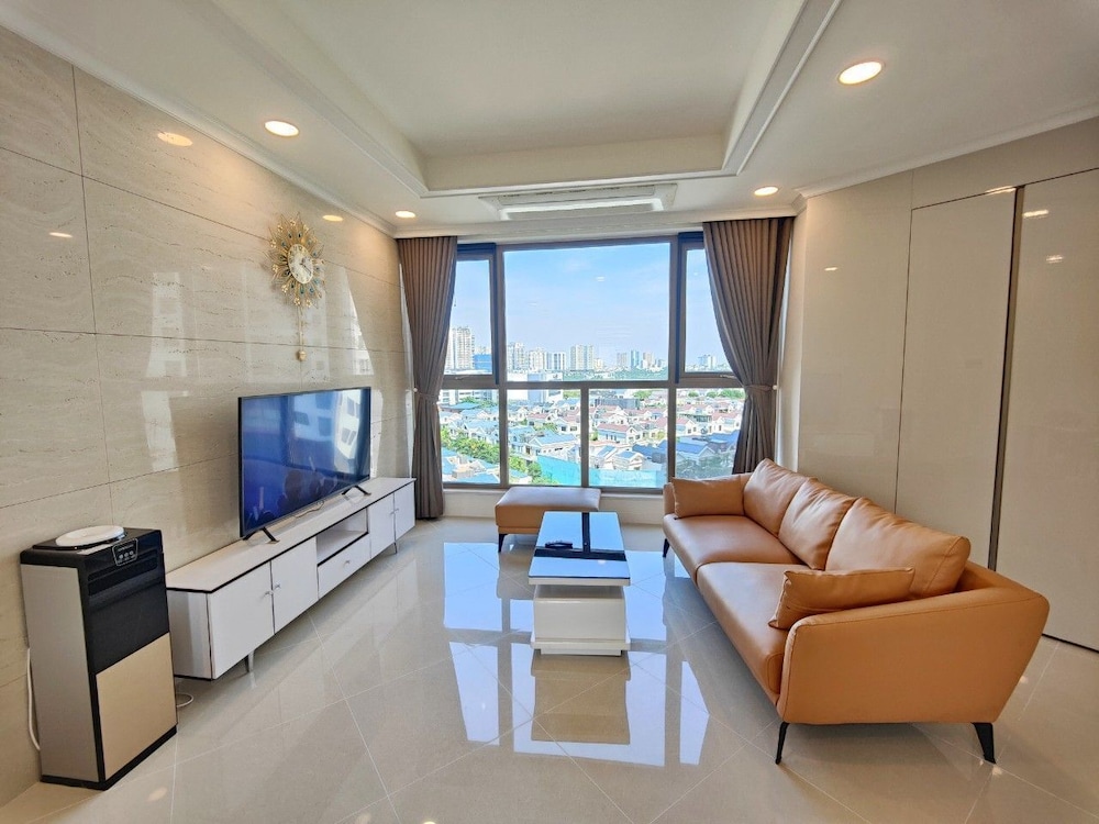 Starlake DAEWOO Apartments by Emily