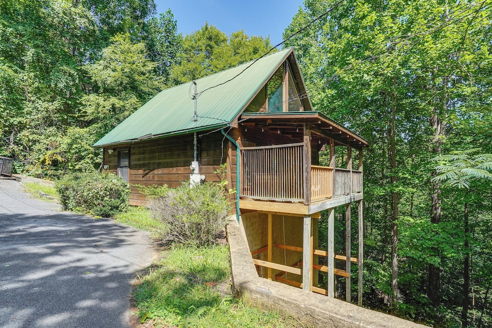 Hot Tub & Game Area: Rustic Cabin 5 Mi to Gsmnp