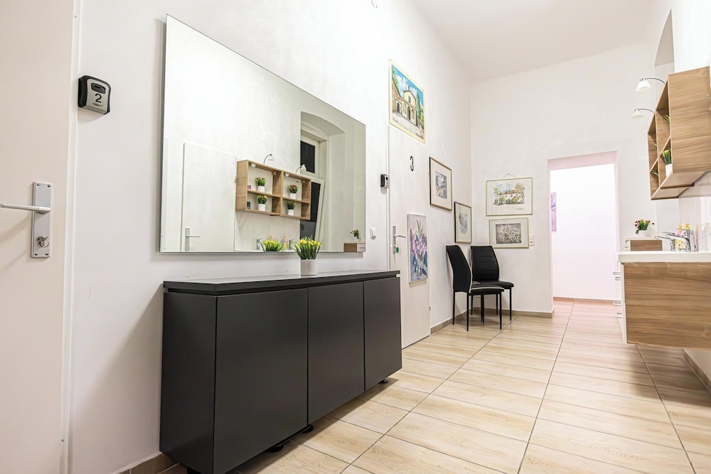 Large 5BR Central Flat Near Augarten