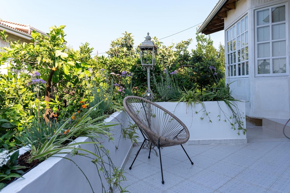 Serenity Cottage House-garden Haven Near the Beach view 4