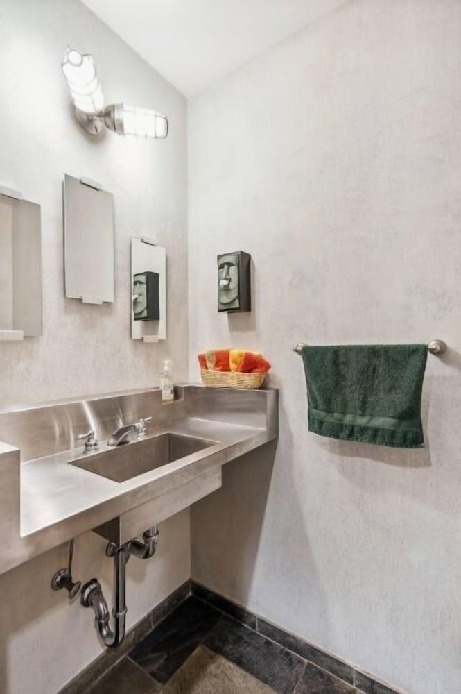 Surprisingly Unique 2br Urban Oasis W/ Sauna In Ny 2 Bedroom Home
