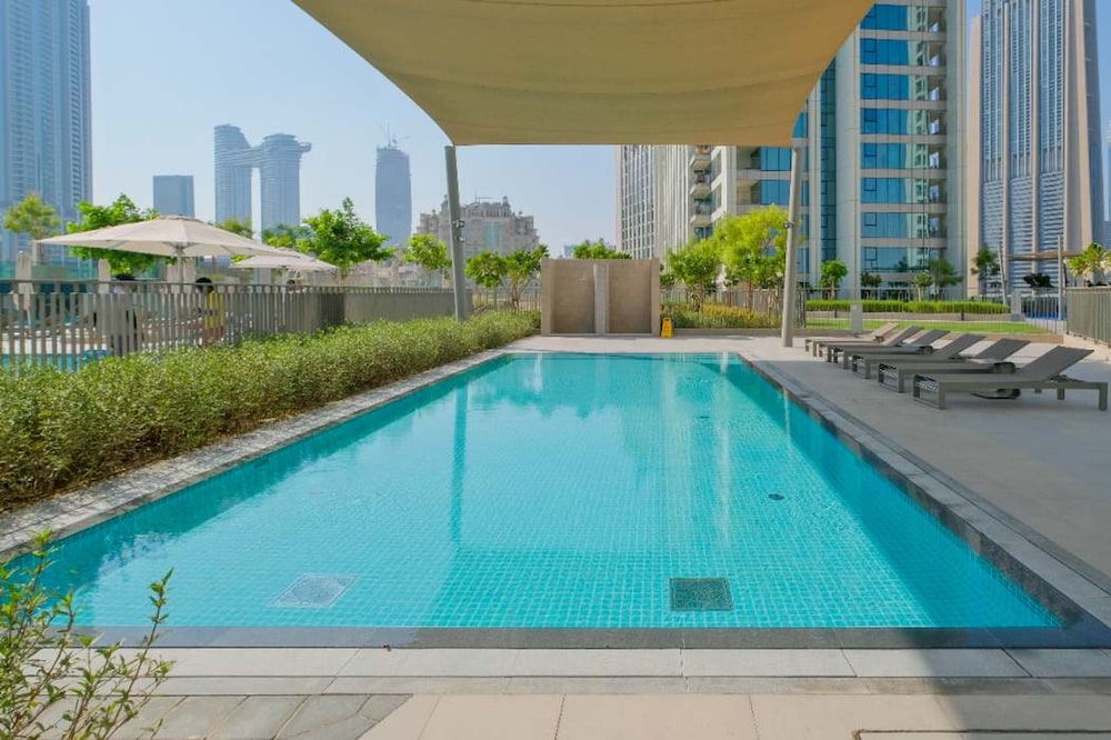 Modern 1-bedroom Apartment Perfect for Family in Downtown With Skyline Views