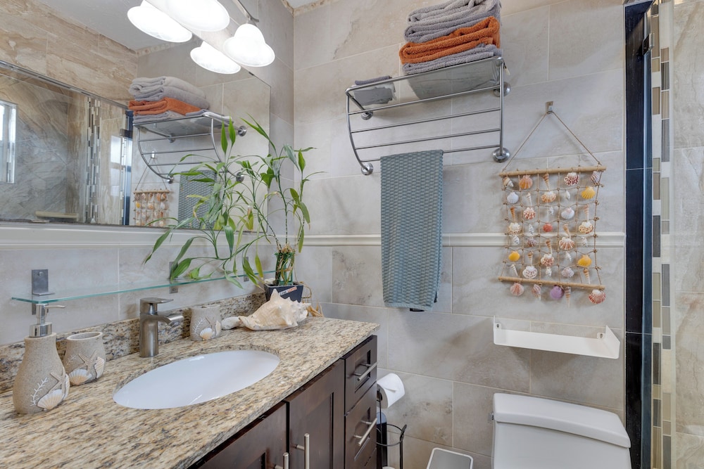 Lakefront Getaway w/ Dock Near Las Olas Beach