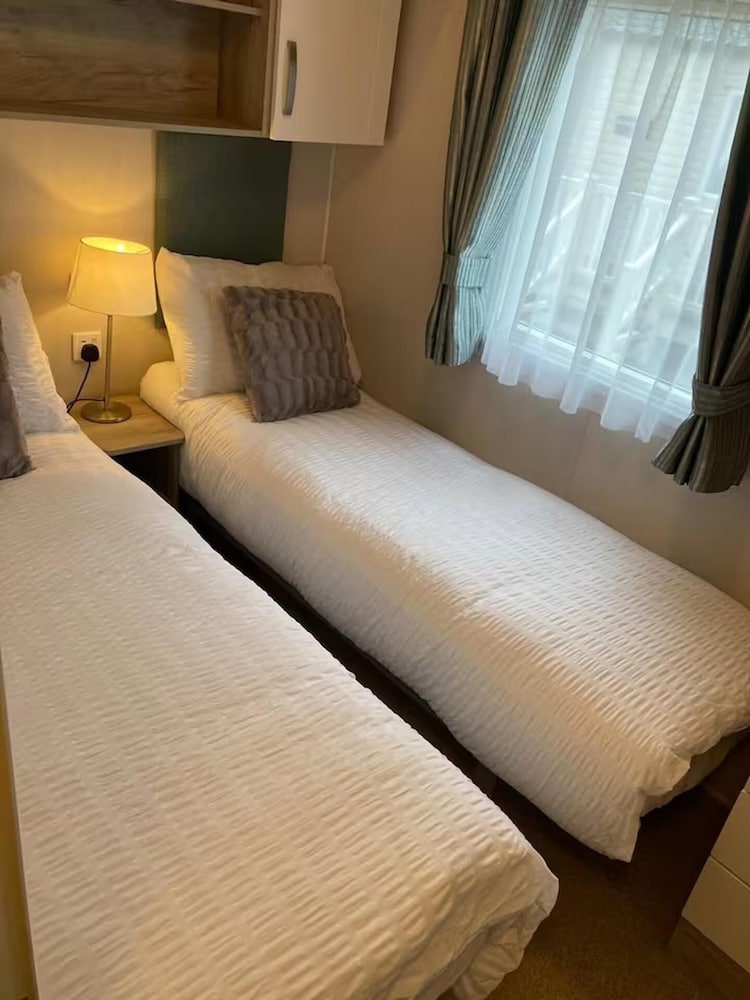 Caravan-sleep8-hottub-freep-balcony-familyfriendly