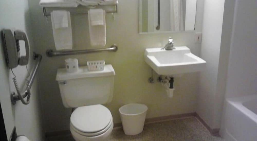Rodeway Inn - Property Image 12