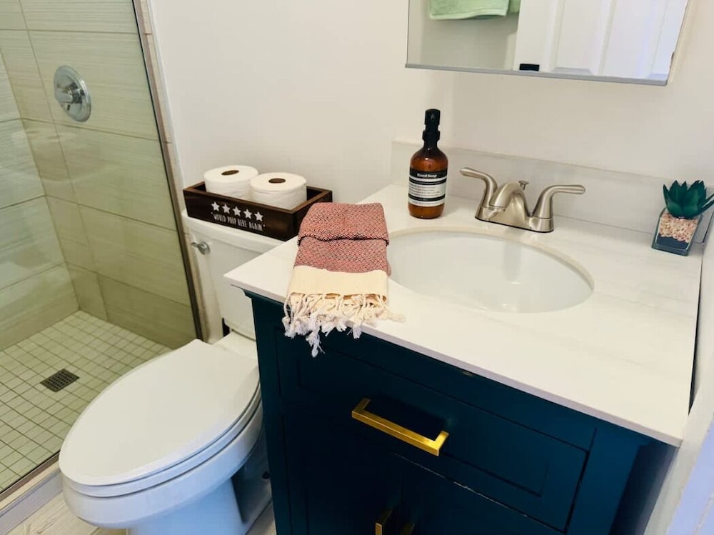Jungle House Downtown Columbus – Modern Boutique Suites