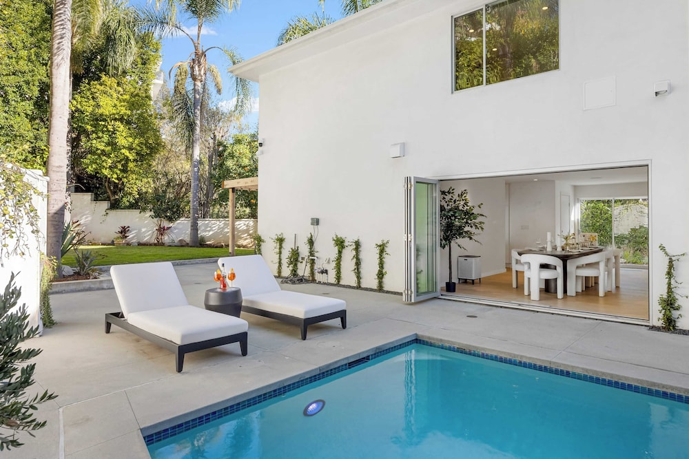 Luxury Hollywood Hills Home With Pool, Outdoor Dining & Iconic Views Skyline Chalet