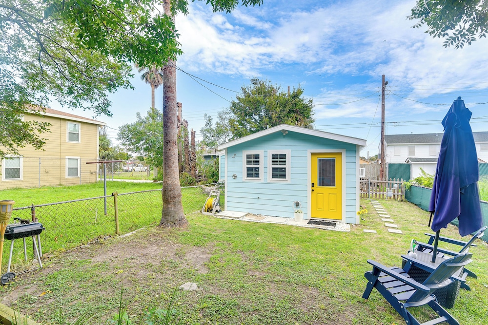 Updated Galveston Studio w/ Deck - 1 Mi to Beach!