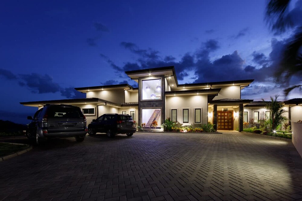 w Breathtaking 9BR Villa in Costa Rica