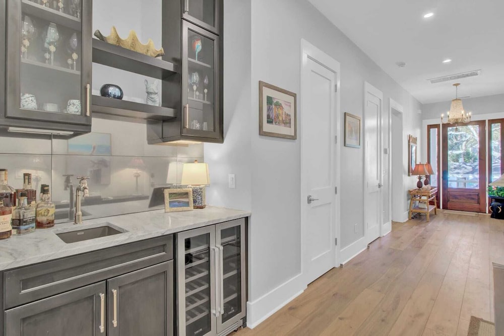 Walk to the Beach + Private Pool, Rooftop Terrace, Balcony 3602 Cameron