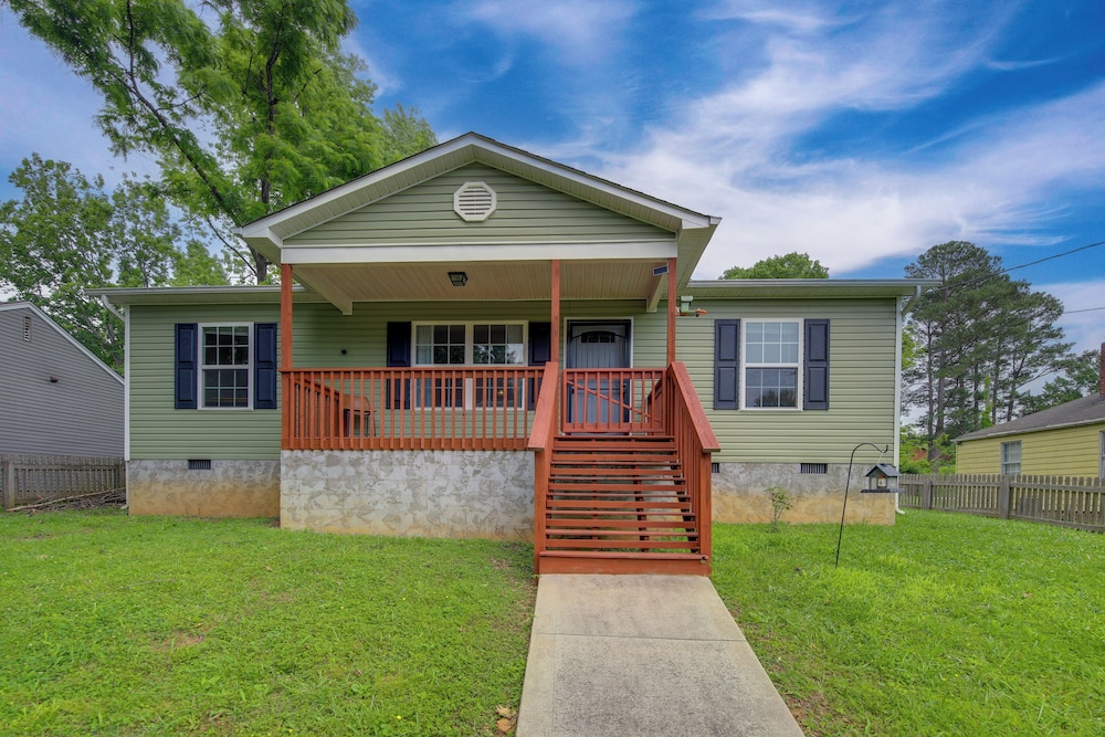Commuter-friendly Home: 3 Mi to Dtwn Knoxville!