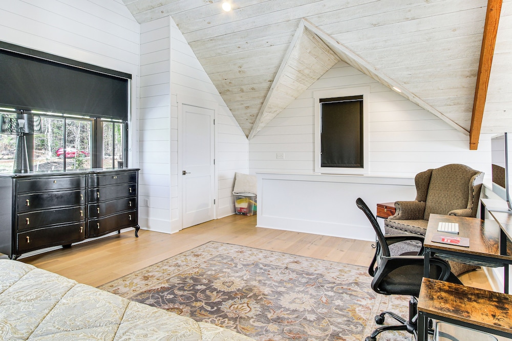 Luxe Lake Greenwood Retreat: Dock & Deck!