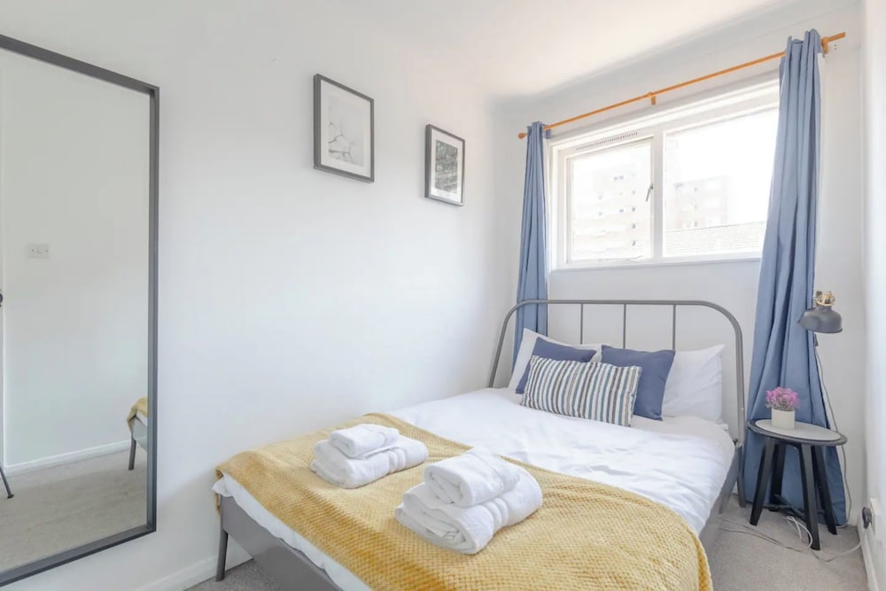 Lovely 4 Bed House w Garden, 1 Stop to Waterloo