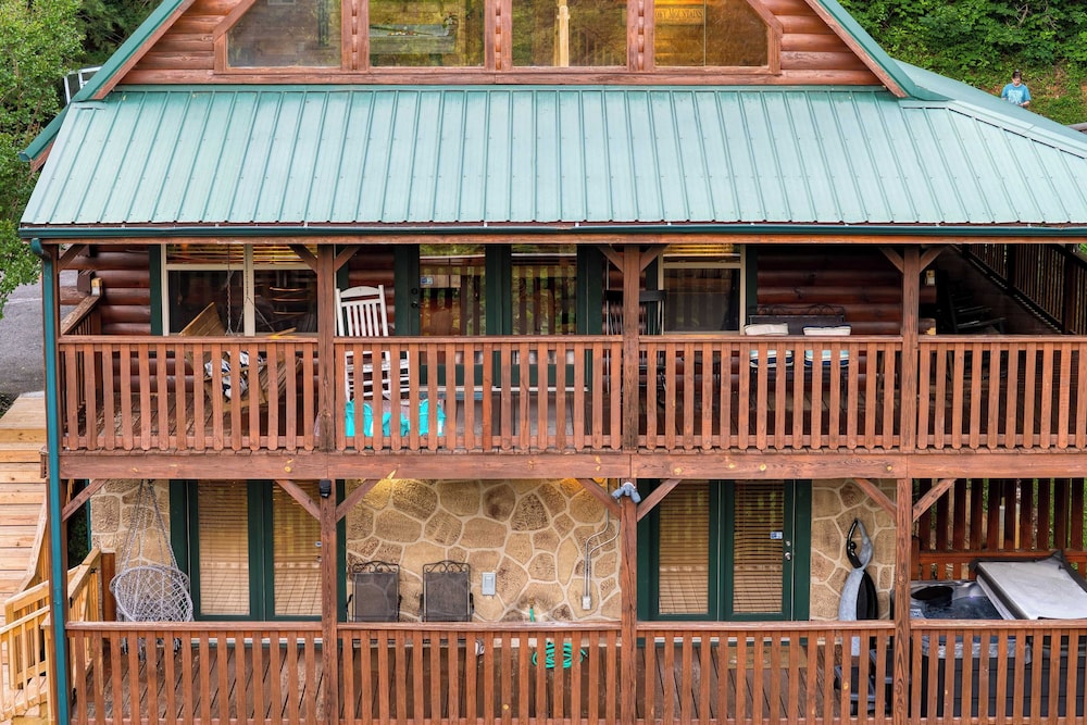 Triple Mountain View by Avantstay: Hot Tub, Game Room & Stunning Smoky Mountain Views