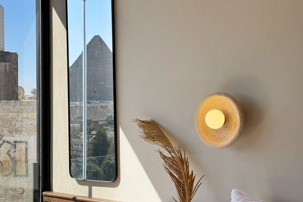 The 2 BDR Pyramids Vista w/ Bathtub