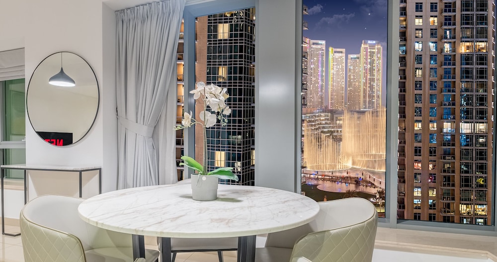 LUX  The Fountain View Suite
