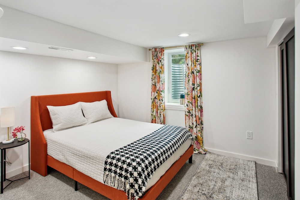 Charming & Bright Crystal Home Rental: Fire Table!