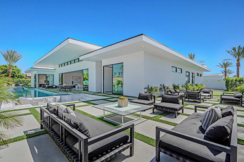 Indio Stay w/ Exclusive Amenities Pool, Hot Tub, Spa, Firepit Bravo Villa #16 by Avantstay