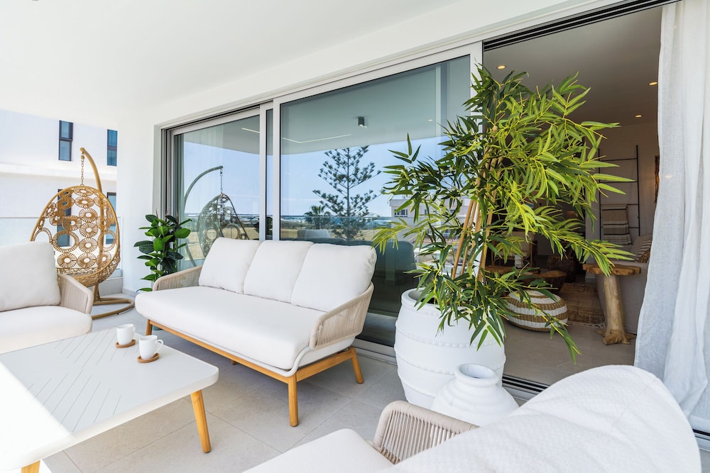 Aelia Chic 2-BR Apt & Balcony in Larnaca
