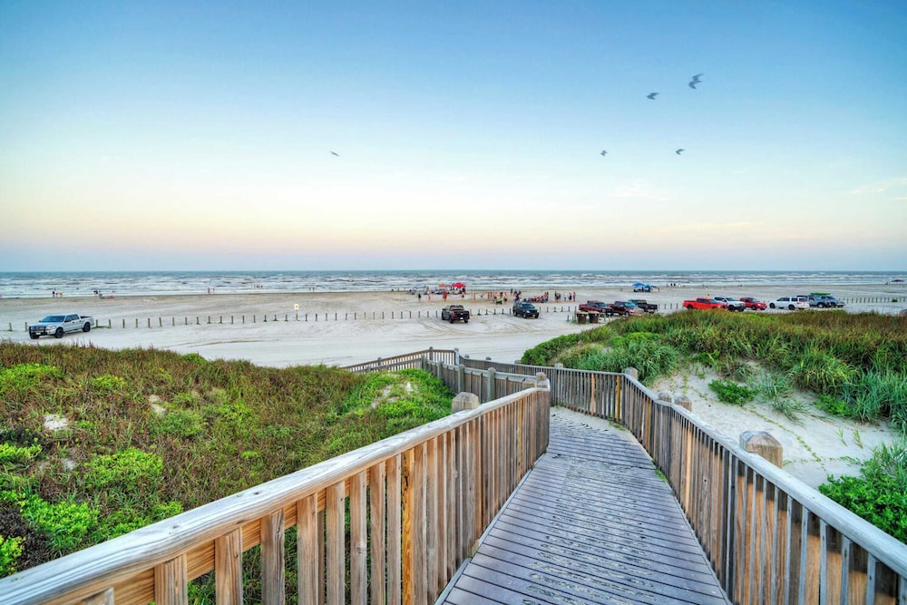 Sleeps 22 3 Condos in Beachfront Complex w/ Pool, Pickleball Island Retreat
