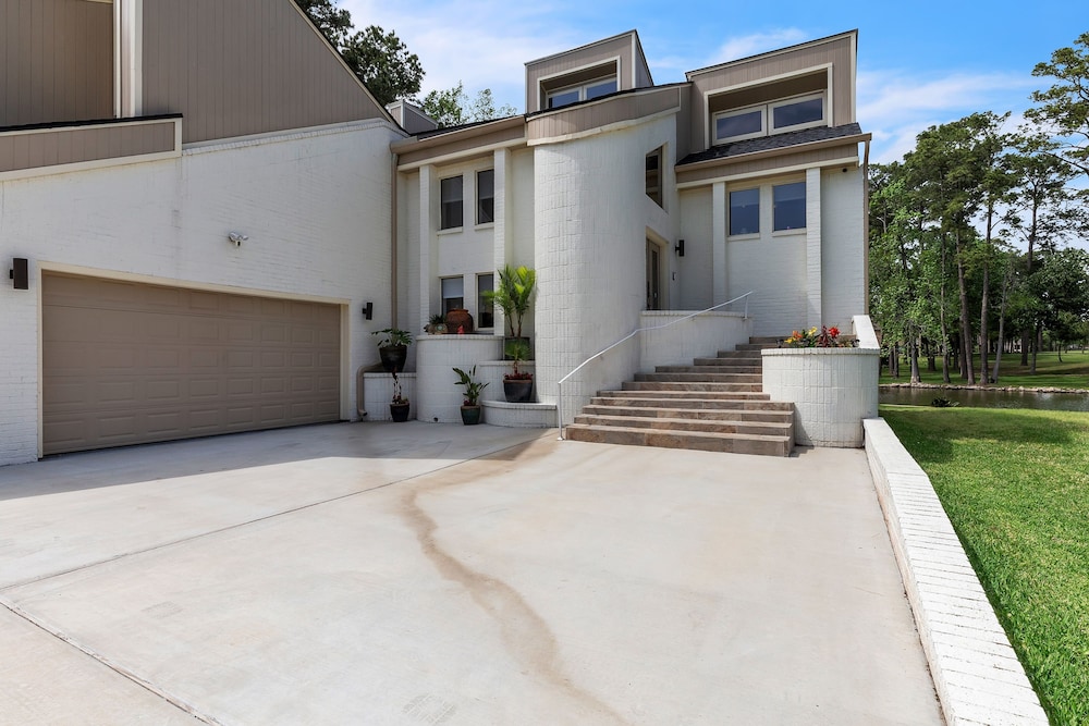 Lakefront Retreat With Private Pool, Hot Tub And Dock 4 Bedroom Home
