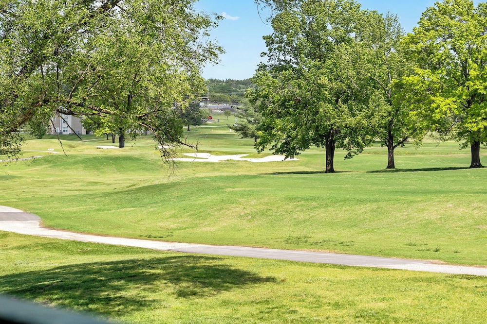 Catch the Sunrise - Branson Mo - Holiday Hills - 2bd Condo! view 5