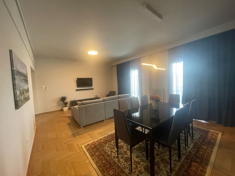 Spacious Seaside Flat at Alimos