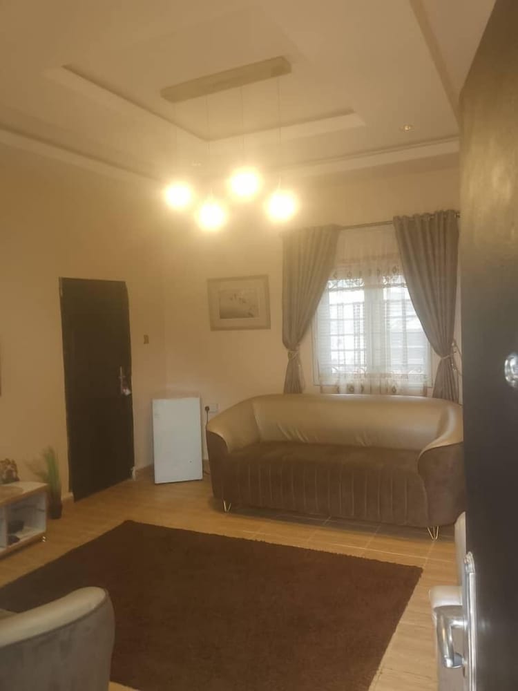 Claramojisola - Eunice Apartments