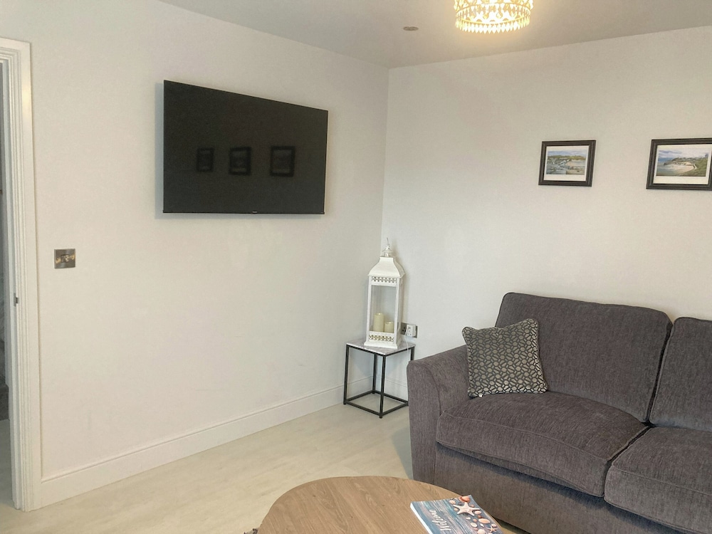 Lunaroxx, 6 Meadow Gardens, Kilgetty