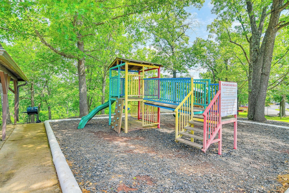 2 Mi to Silver Dollar City: Inviting Family Escape