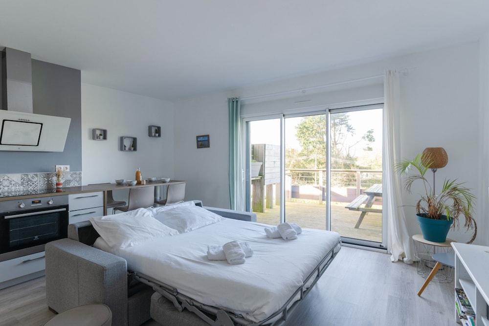 Apartment in Ploudalmezeau Near Treompan Beach